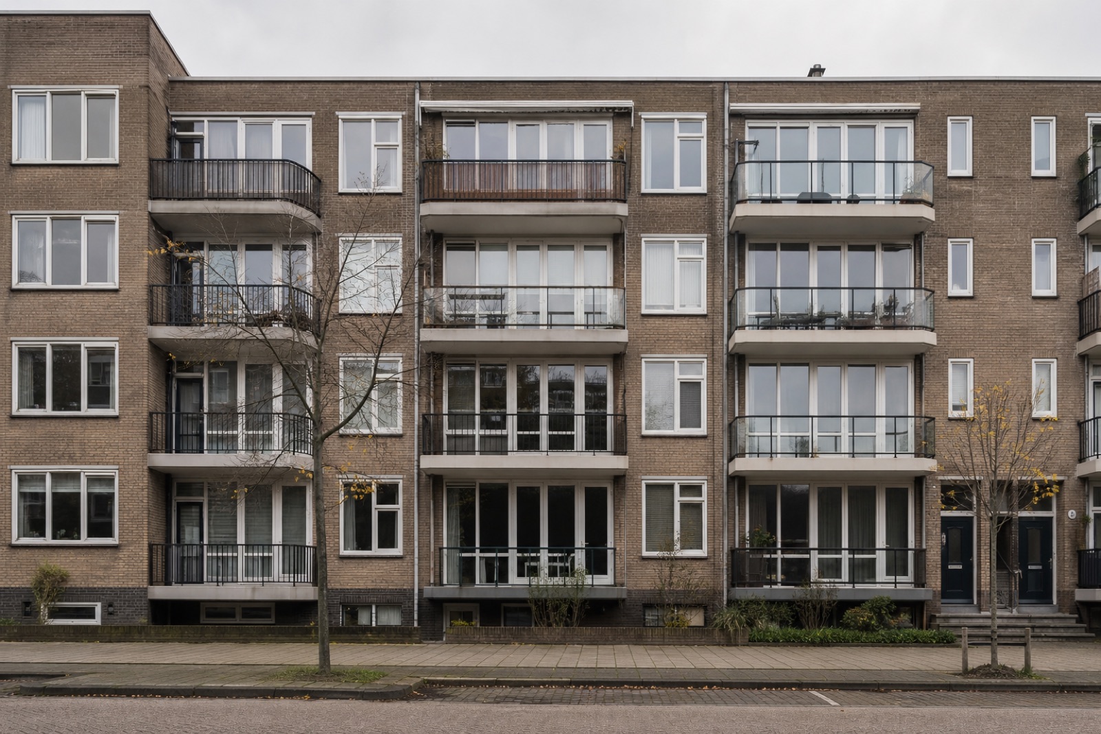Appartementengebouw van baksteen met balkons boven elkaar